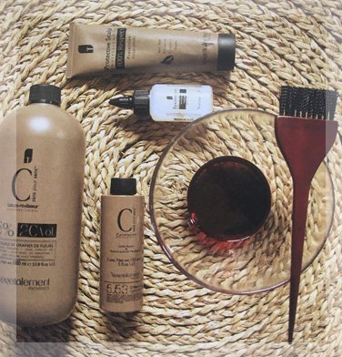 Produits de coloration Sans&Sens et pinceau sur un napperon tressé